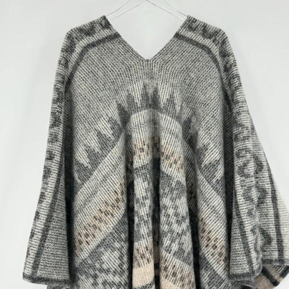 Alpaca wool blend fringe poncho southwestern Aztec print gray tan made in Peru - Picture 5 of 7